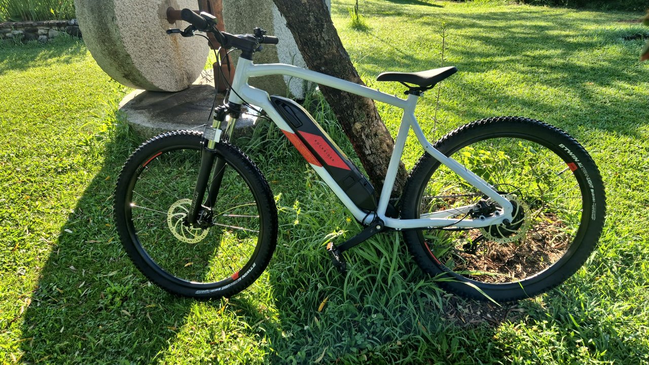 Biciclette elettriche su un sentiero di campagna tra gli ulivi
