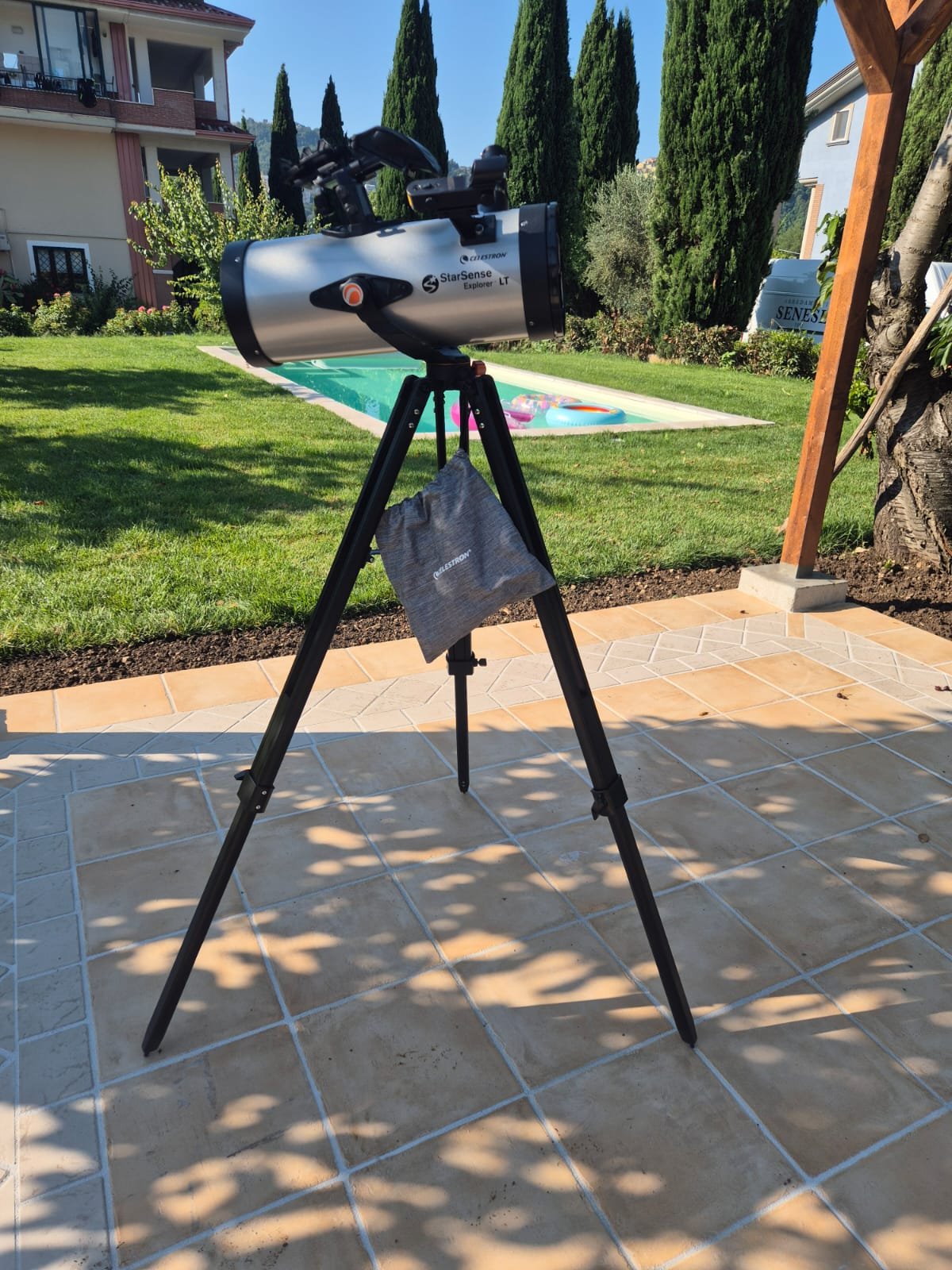 Telescopio puntato verso un cielo stellato a Le Terre di Polidoro